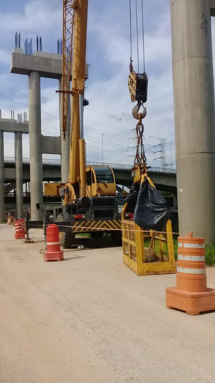 Locação de Guindaste sobre caminhão em Campinas Imagem