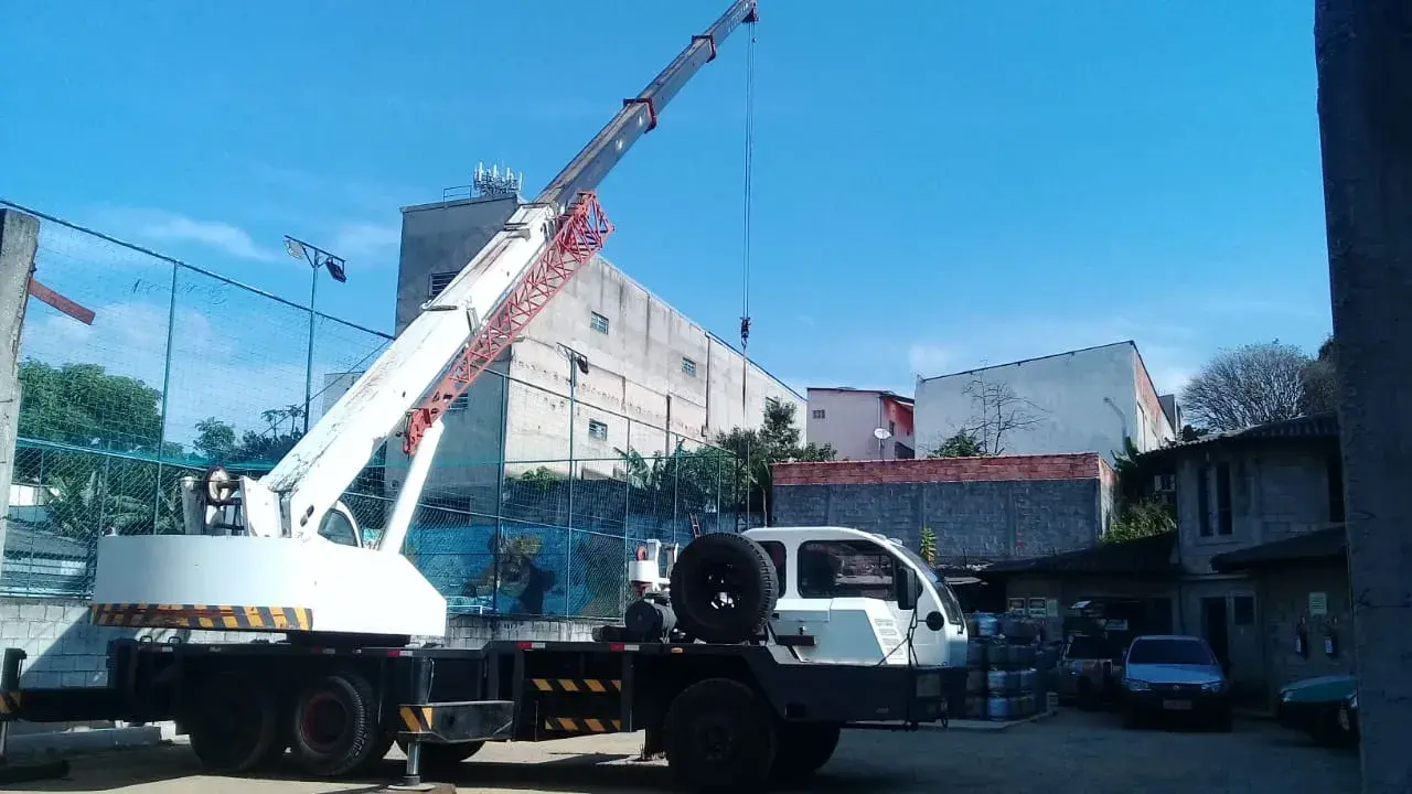 Locação de Guindaste sobre caminhão no ABC Imagem
