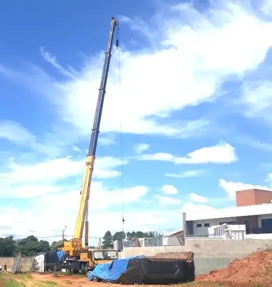 Locação de Guindaste sobre caminhão no Litoral Imagem