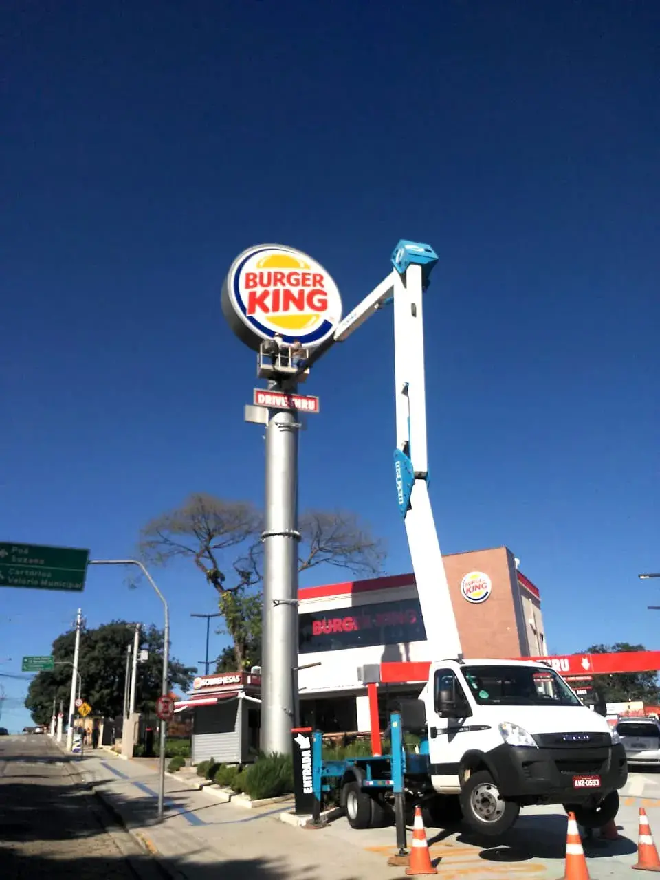 Locação de plataforma elevatória sobre caminhão em SP Imagem
