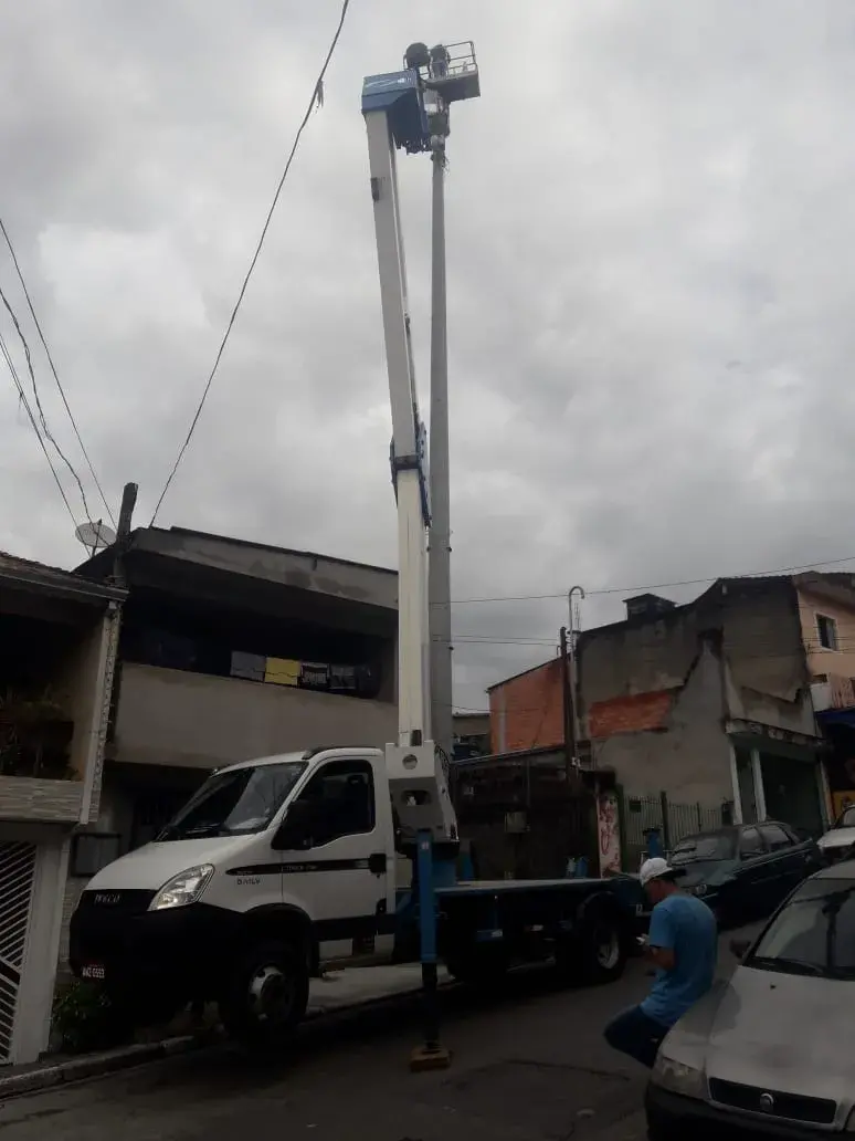 Locação de plataforma elevatória sobre caminhão no ABC Imagem